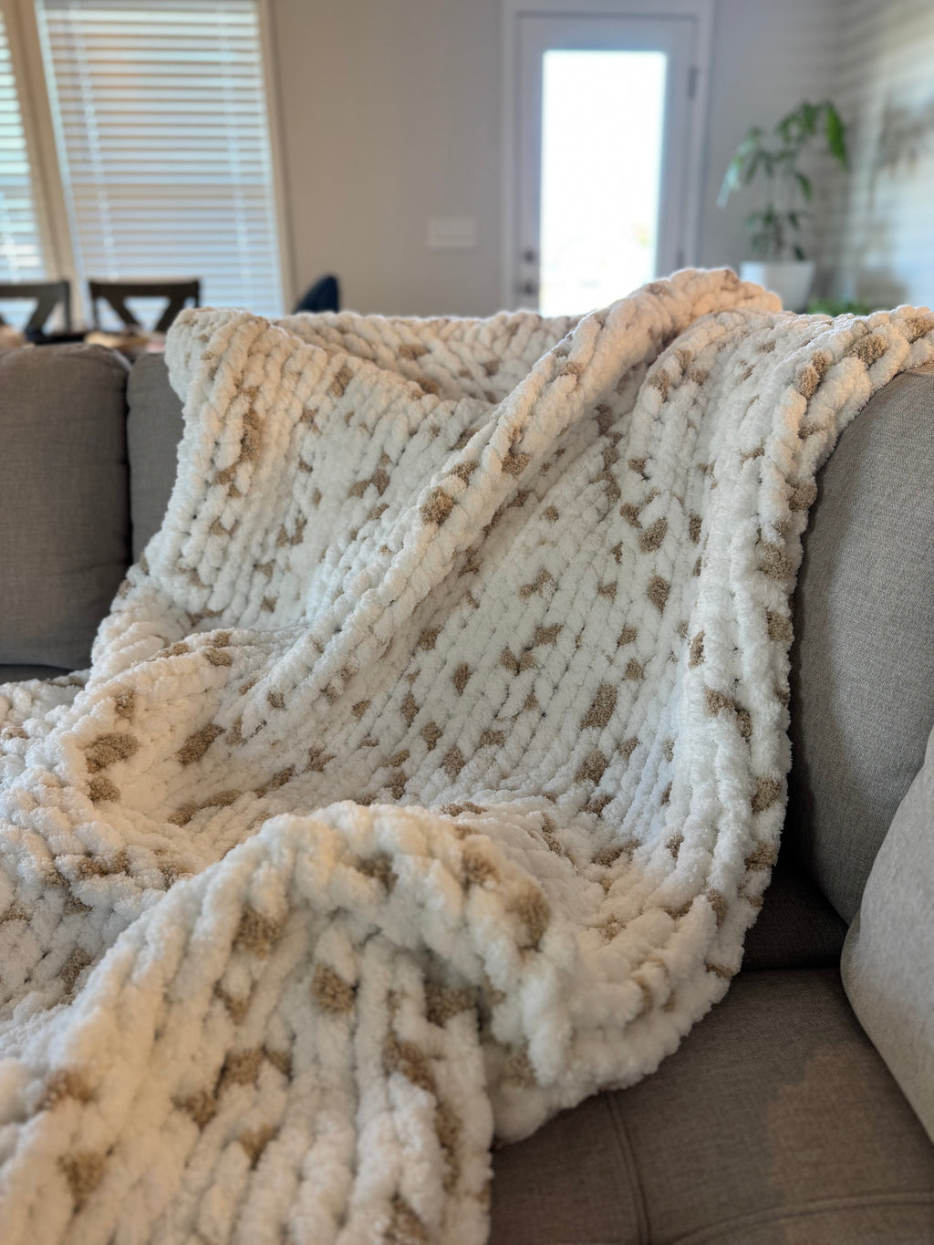 Chunky Knit Crochet Blanket Pattern Design Luxury Thick Cozy Speckled White and Tan