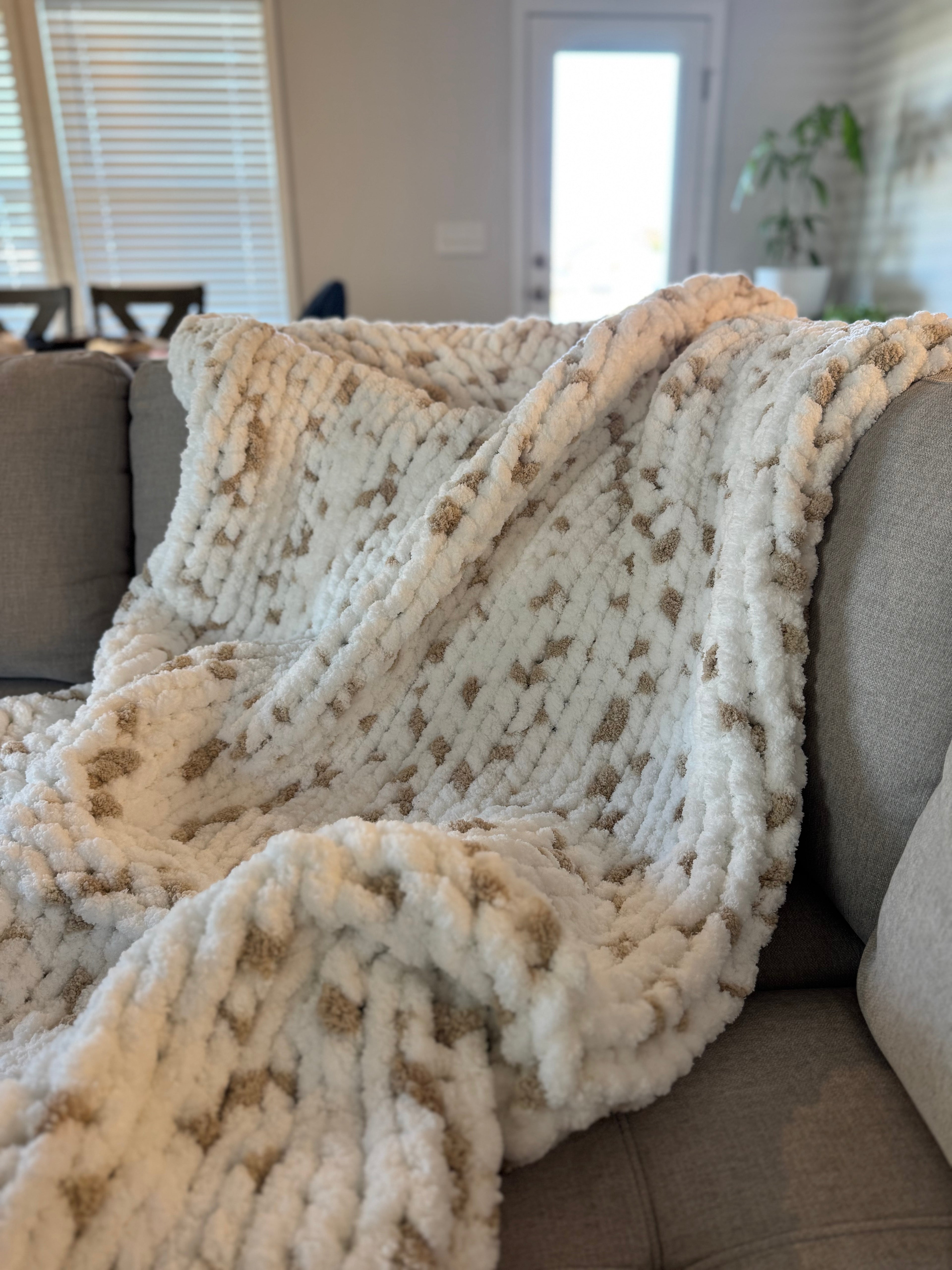 Chunky Knit Crochet Blanket Pattern Design Luxury Thick Cozy Speckled White and Tan